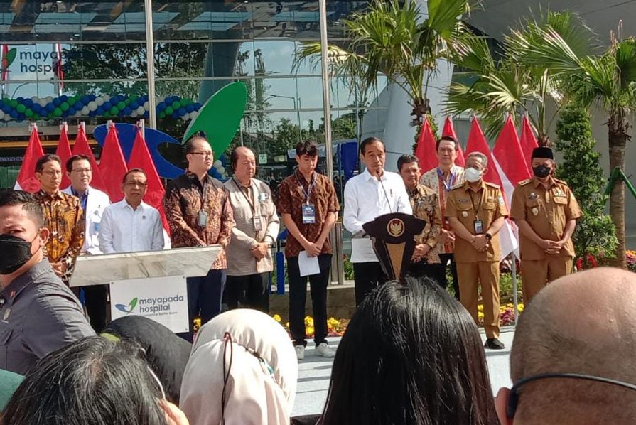 Presiden Joko Widodo (Jokowi) menyebutkan ada sekitar 2 juta Warga Negara Indonesia (WNI) yang memilih berobat ke luar negeri