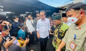 Presiden Jokowi (Joko Widodo) mendatangi Pasar Tradisional Baleendah, Kecamatan Baleendah, Kabupaten Bandung,