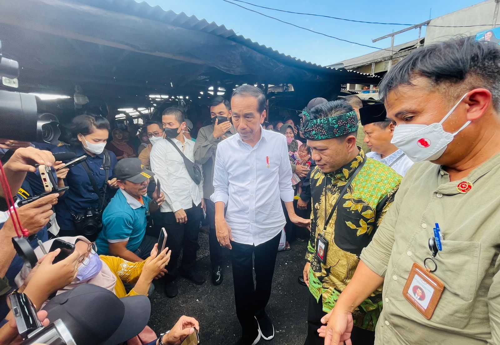 Presiden Jokowi (Joko Widodo) mendatangi Pasar Tradisional Baleendah, Kecamatan Baleendah, Kabupaten Bandung,