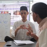 Tempat belajar baca Al Quran itu terbilang sederhana. Di Rumah Quran Isyaroh Ustadz Dadi mengajari anak-anak Tuna Rungu untuk mengaji Alquran