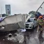 Sedikitnya tiga kendararaan rusak parah akibat tertimpa papan reklame roboh berukuran besar di Jalan Soekarno Hatta, Kota Bandung