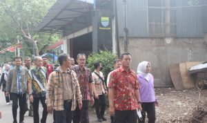 Sekretariat Daerah Kota Bandung, Ema Sumarna saat meninjau lahan bekas penertiban PKL, di wilayah Kecamatan Regol, Kota Bandung. (Sadam Husen Soleh Ramdhani/Jabar Ekspres)