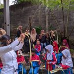 Komunitas Hong, saat memperkenalkan permainan tradisional sunda kepada anak (DOKUMENTASI KOMUNITAS HONG FOR JABAR EKSPRES)