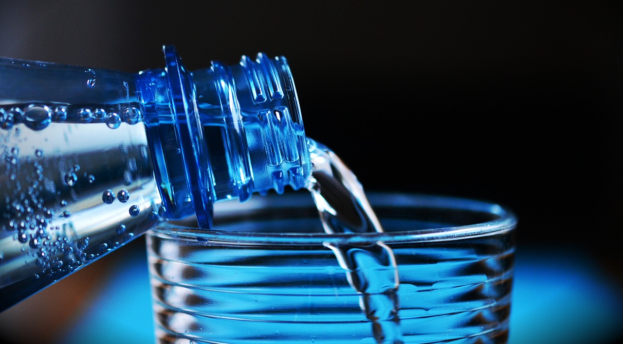 Ilustasi. Tips hindari dehidrasi saat puasa Ramadhan menurut dokter spesialis gizi Christopher Andrian, yakni minum air putih dengan cara ini. Pixabay/congerdesign.
