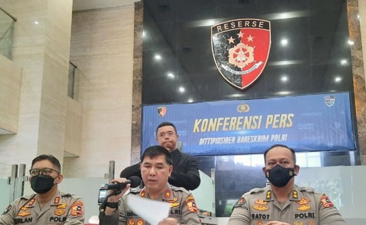 Kepala Biro Penerangan Masyarakat Brigjen Pol. Ahmad Ramadhan (tengah) memberikan keterangan pers di Bareskrim Polri, Jakarta, Senin (27/2/2023). ANTARA/Laily Rahmawaty.