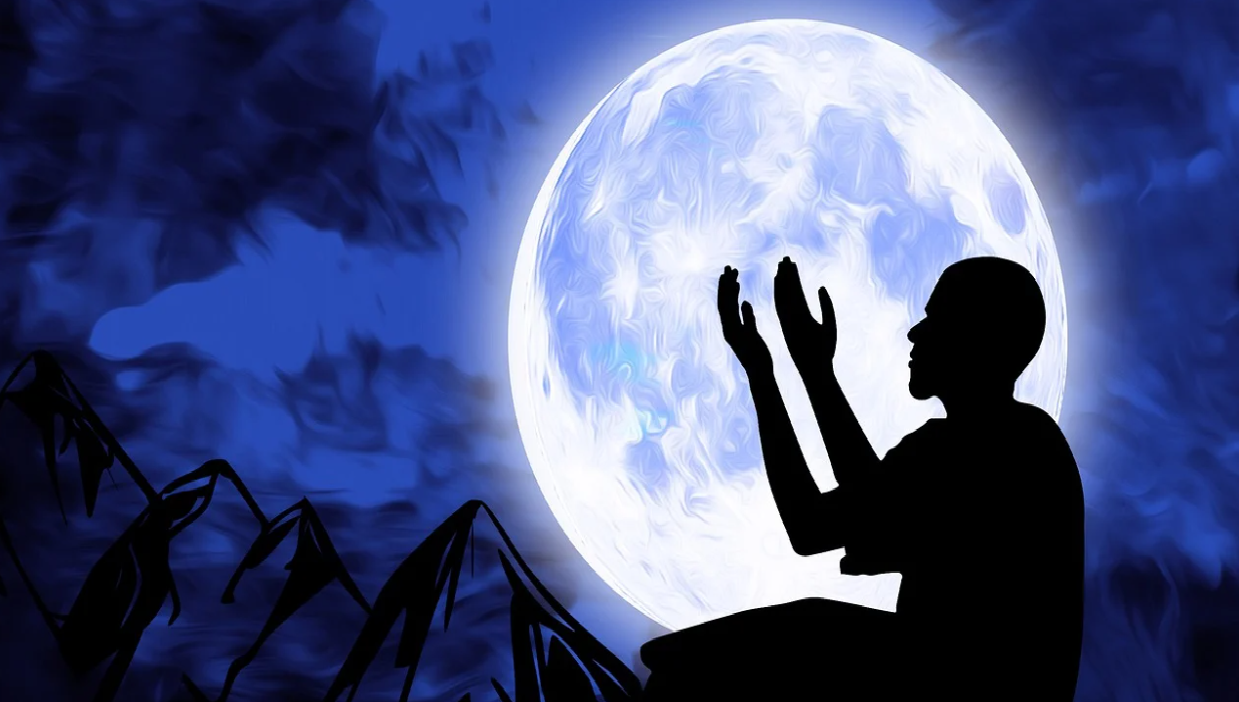 Ilustrasi seseorang yang berdoa di malam hari