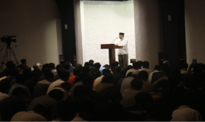 Suasana shalat tarawih di Masjid Salman ITB