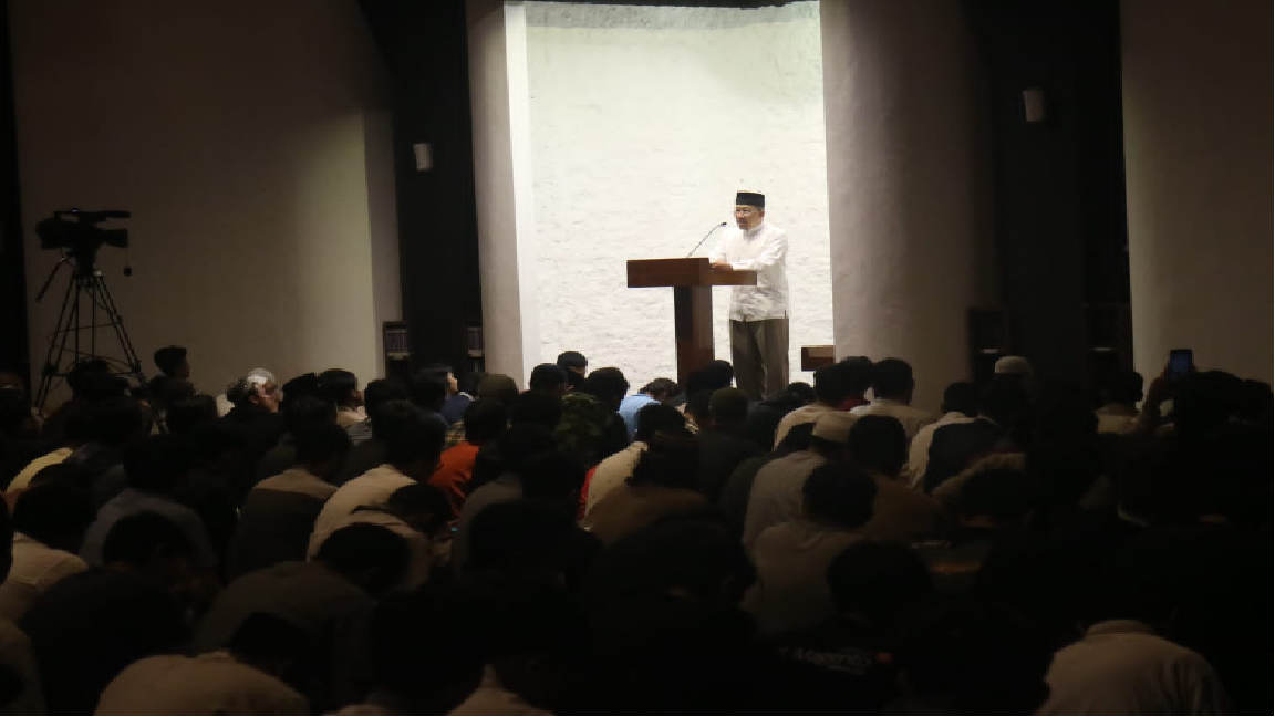 Suasana shalat tarawih di Masjid Salman ITB