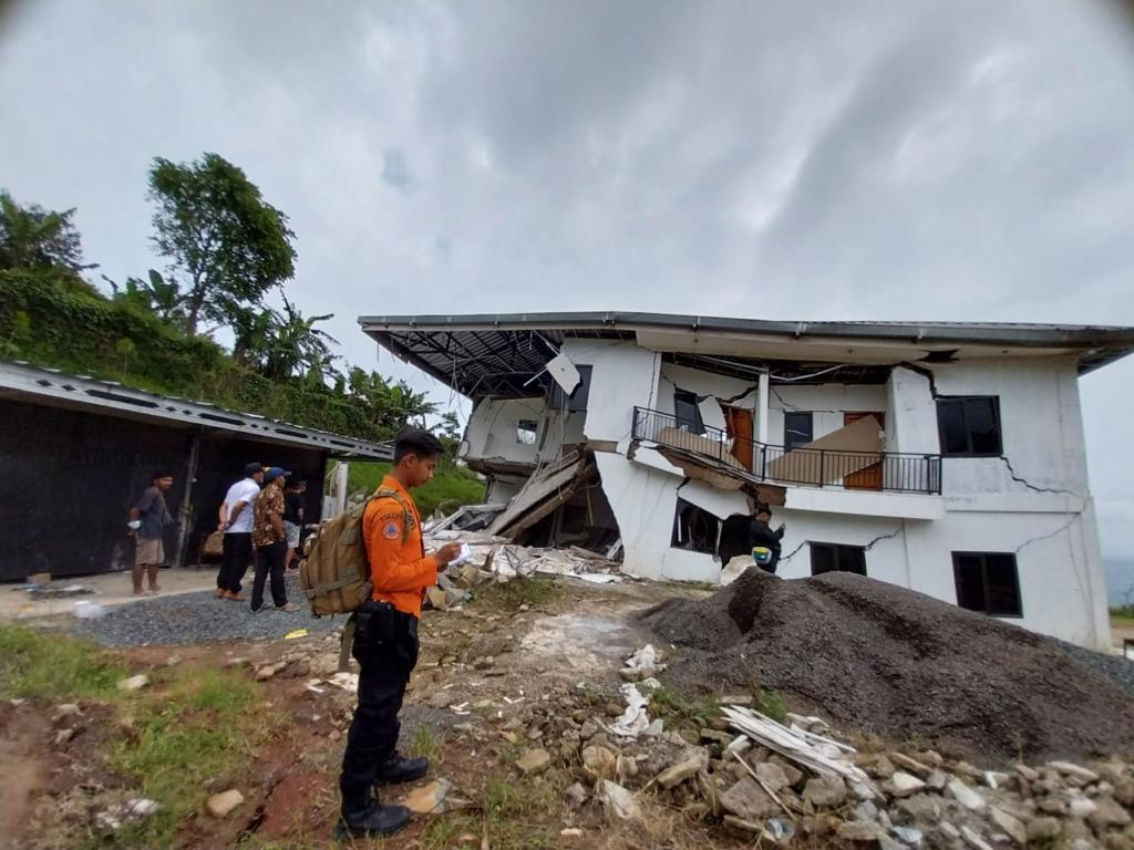 Satu unit vila di Kampung Cibitung, Kecamatan Sukamakmur, Kabupaten Bogor ambruk. (Dok. BPBD Kabupaten Bogor).