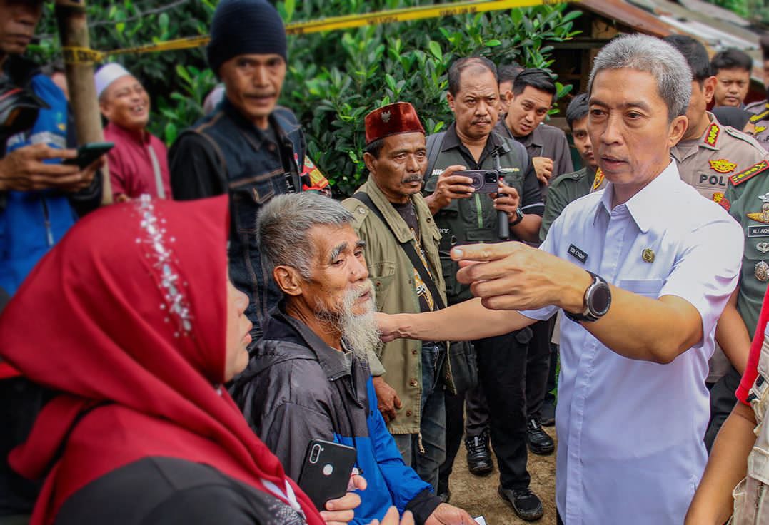 Wakil Wali Kota Bogor Dedie Rachim saat meninjau lokasi bencana longsor di Kampung Sirnasari, Kelurahan Empang, Kecamatan Bogor Selatan, Rabu (15/3). (Yudha Prananda / Jabar Ekspres)