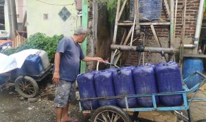 Warga Gang Minyak RW 01 Kelurahan Ciroyom Kecamatan Andir Kota Bandung setiap hari harus rela mengantri untuk mendapatkan air bersih.