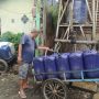 Warga Gang Minyak RW 01 Kelurahan Ciroyom Kecamatan Andir Kota Bandung setiap hari harus rela mengantri untuk mendapatkan air bersih.