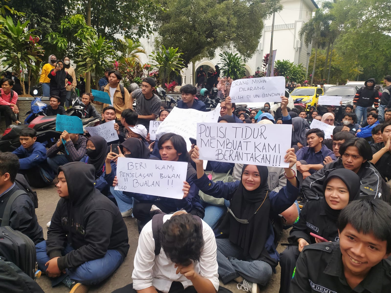 Tuntut Penurunan UKT dan Fasilitas, Mahasiswa UIN SGD Bandung Gelar Aksi