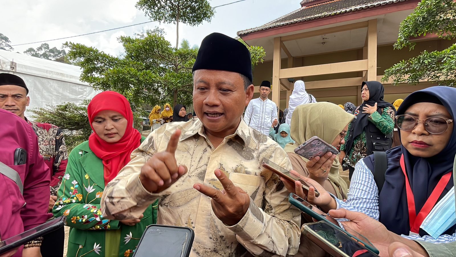 Wakil Gubernur Jawa Barat Uu Ruzhanul Ulum saat menghadiri Kompetisi Bisnis Digital Santripreaneur di Ponpes Persis 259 Firdaus, Kamis (16/3/2023). (Agni Ilman Darmawan/ Jabarekspres.com)