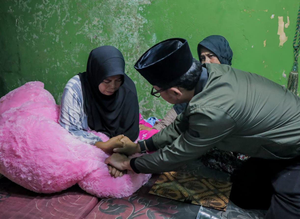 Wali Kota Bogor, Bima Arya saat bertakziah ke rumah duka korban kecelakaan tunggal di Jalan KS Tubun, Kota Bogor. Jabar Ekspres/Yudha Pradana.