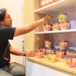 Hilmi, Warga Cijawura Bandung sulap makanan jadul jadi lebih berkelas / Hendrik Muchlison