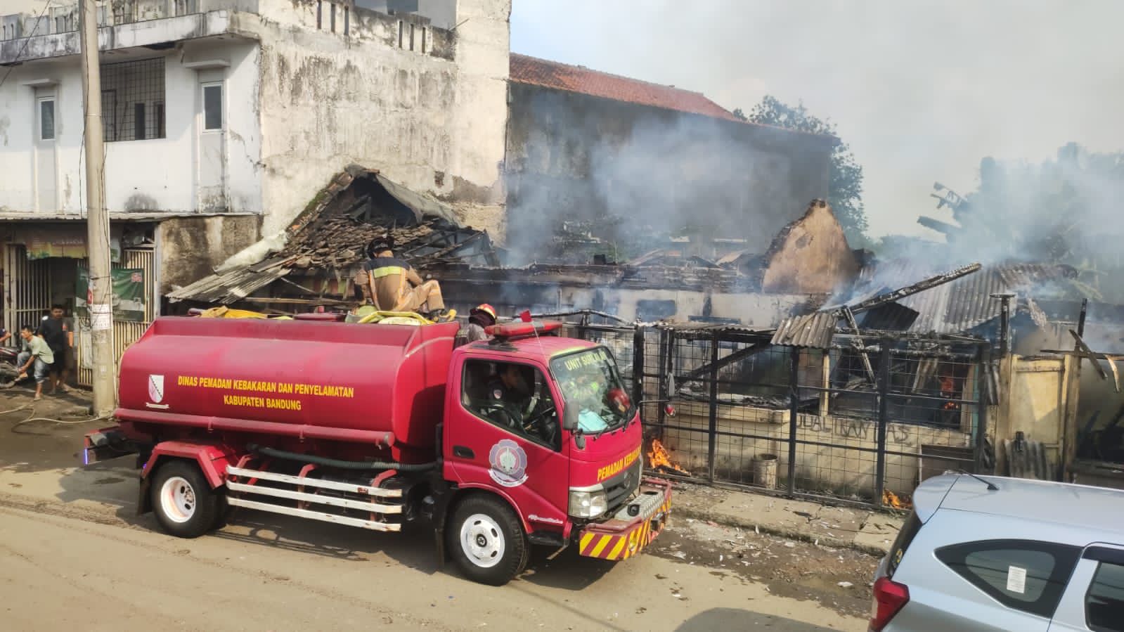 Diduga Konsleting Listrik, Dua Bangunan Toko di Jalan Pasar Rancamanyar Ludes Terbakar