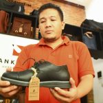Beny Ramdany Sofara menunjukkan produk sepatu unggulannya / Hendrik Muchlison