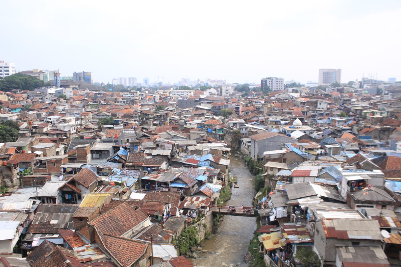 Pemukiman padat penduduk di bantaran sungai dilihat dari Jembatan Layang Pasupati Kota Bandung. Pemukiman itu bersanding dengan gedung - gedung megah./ Hendrik Muchlison