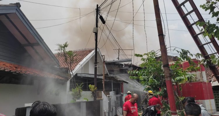 Kebaran terjadi di Jalan Sukarajin Kota Bandung, 11 Unit Damkar Dikerahkan / Mg1