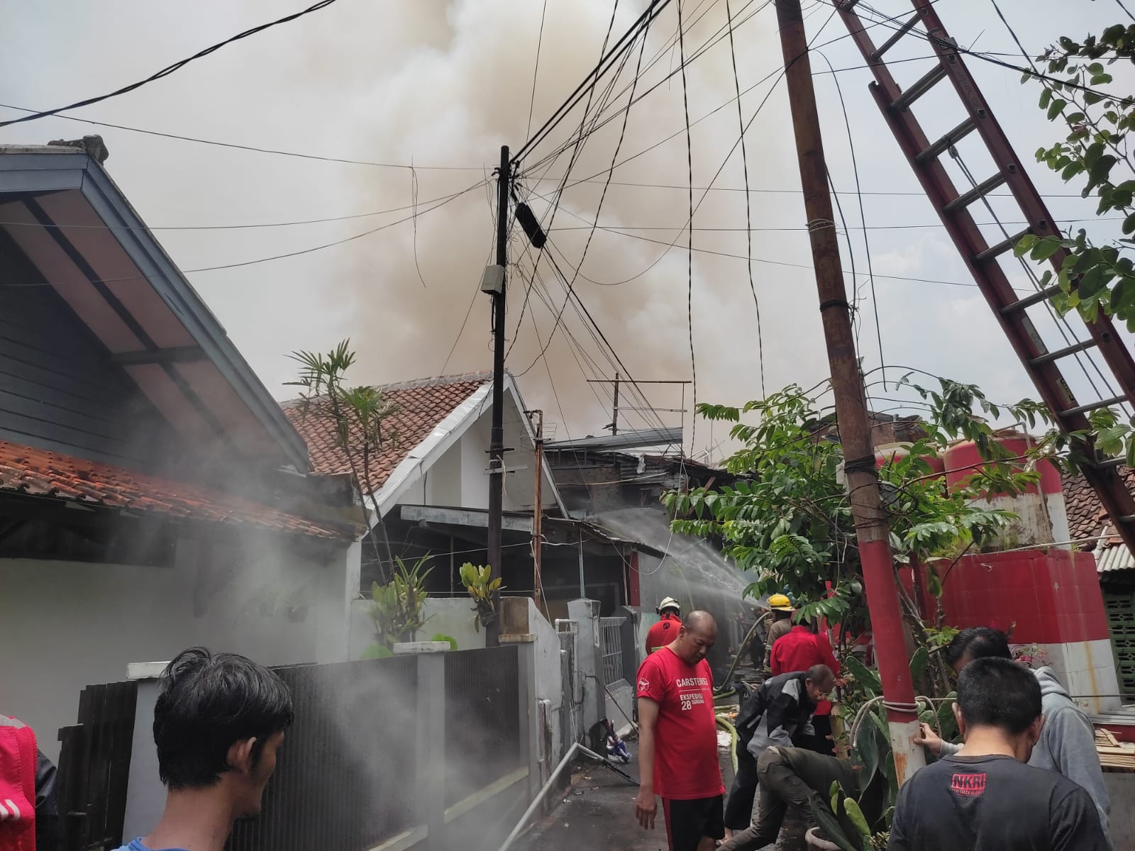 Kebaran terjadi di Jalan Sukarajin Kota Bandung, 11 Unit Damkar Dikerahkan / Mg1