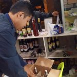 Jajaran Polresta Bogor Kota saat menggeledah toko yang menjual miras di kawasan Warung Jambu, Tanah Sareal. (Yudha Prananda / Jabar Ekspres)