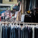 masyarakat lebih memilih membeli baju bekas di Pasar Cimol Gedebage, ketimbang membeli pakaian baru / Sadam Husen Soleh Ramdhani