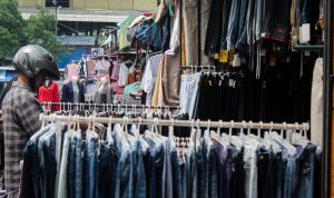 masyarakat lebih memilih membeli baju bekas di Pasar Cimol Gedebage, ketimbang membeli pakaian baru / Sadam Husen Soleh Ramdhani