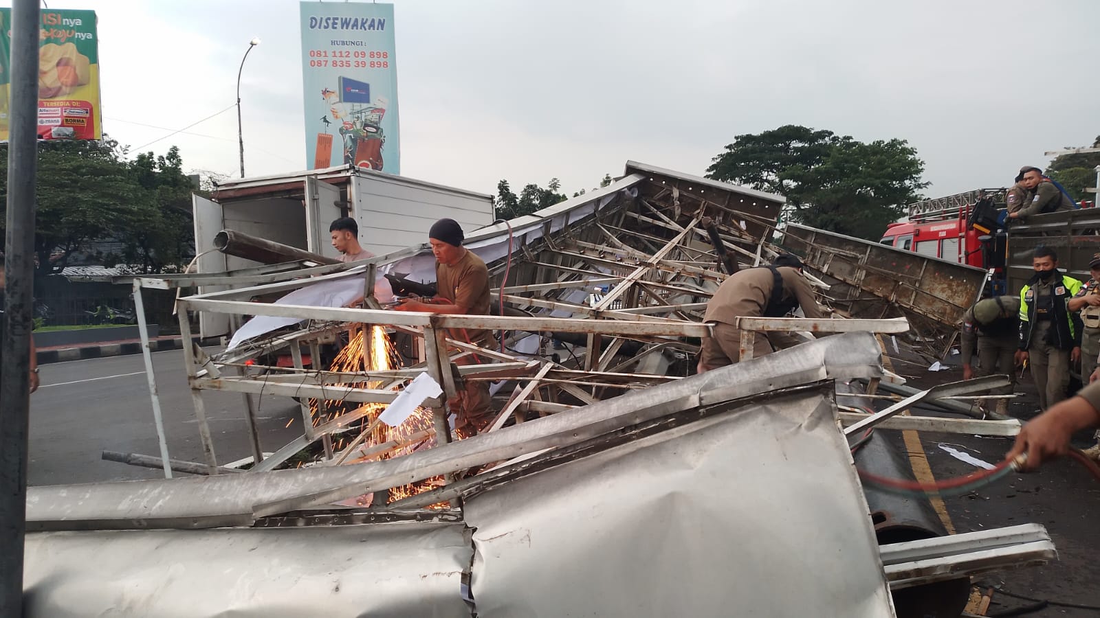 Proses evakuasi papan reklame yang roboh di Simpang Samsat, Kiaracondong tepatnya di Jalan Soekarno Hatta, Kota Bandung. (Yanuar/Jabar Ekspres)