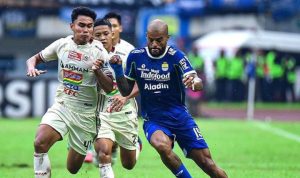 David da Silva mencoba melewati hadangan pemain Persija Jakarta