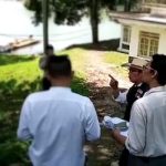 Gubernur Jawa Barat Ridwan Kamil saat meninjau salahsatu lokasi yang akan didirikan Masjid di KEK Lido City, Cigombong, Kabupaten Bogor, Jumat (31/3). (Yudha Prananda / Jabar Ekspres)
