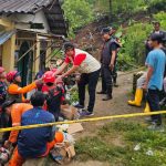 Wakil Ketua II DPRD Kota Bogor, Dadang Iskandar Danubrata (Rompi Putih) saat menyemangati tim BPBD yang tengah bertugas di lokasi bencana longsor. (Yudha Prananda / Jabar Ekspres)
