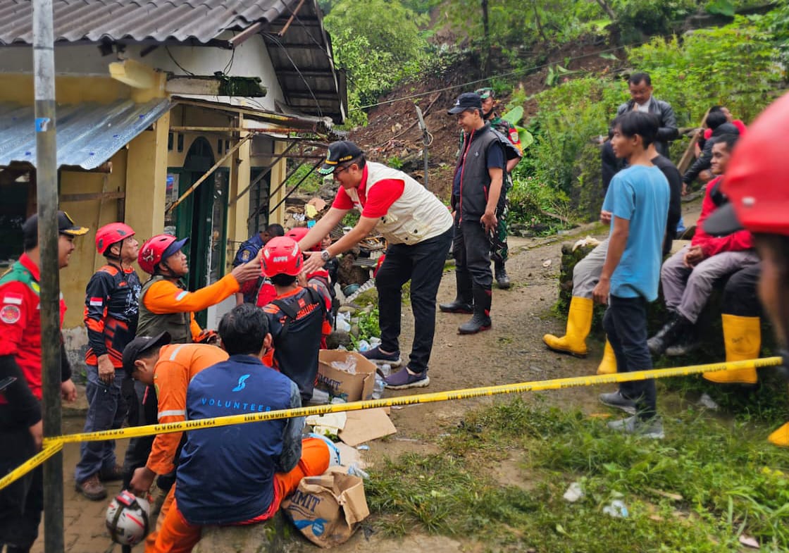 Wakil Ketua II DPRD Kota Bogor, Dadang Iskandar Danubrata (Rompi Putih) saat menyemangati tim BPBD yang tengah bertugas di lokasi bencana longsor. (Yudha Prananda / Jabar Ekspres)