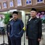 Gubernur Jabar Ridwan Kamil (kiri) selepas rapat paripurna di DPRD Jawa Barat yang di antaranya membahas gini ratio, Senin (27/3). (HENDRIK MUCHLISON/JABAR EKSPRES)