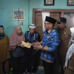 Plt Bupati Bogor saat memberikan bantuan kepada keluarga korban pembacokan Arya Saputra. (Sandika Fadilah/Jabarekspres.com)