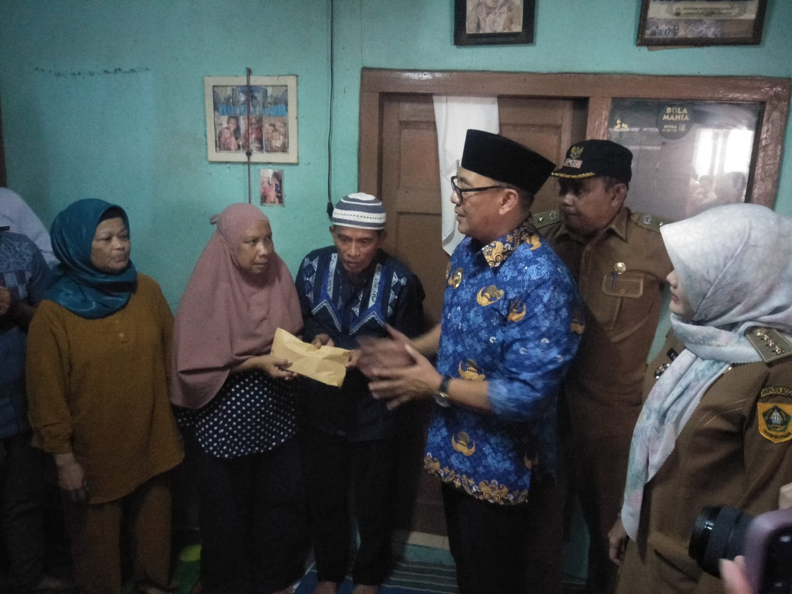 Plt Bupati Bogor saat memberikan bantuan kepada keluarga korban pembacokan Arya Saputra. (Sandika Fadilah/Jabarekspres.com)