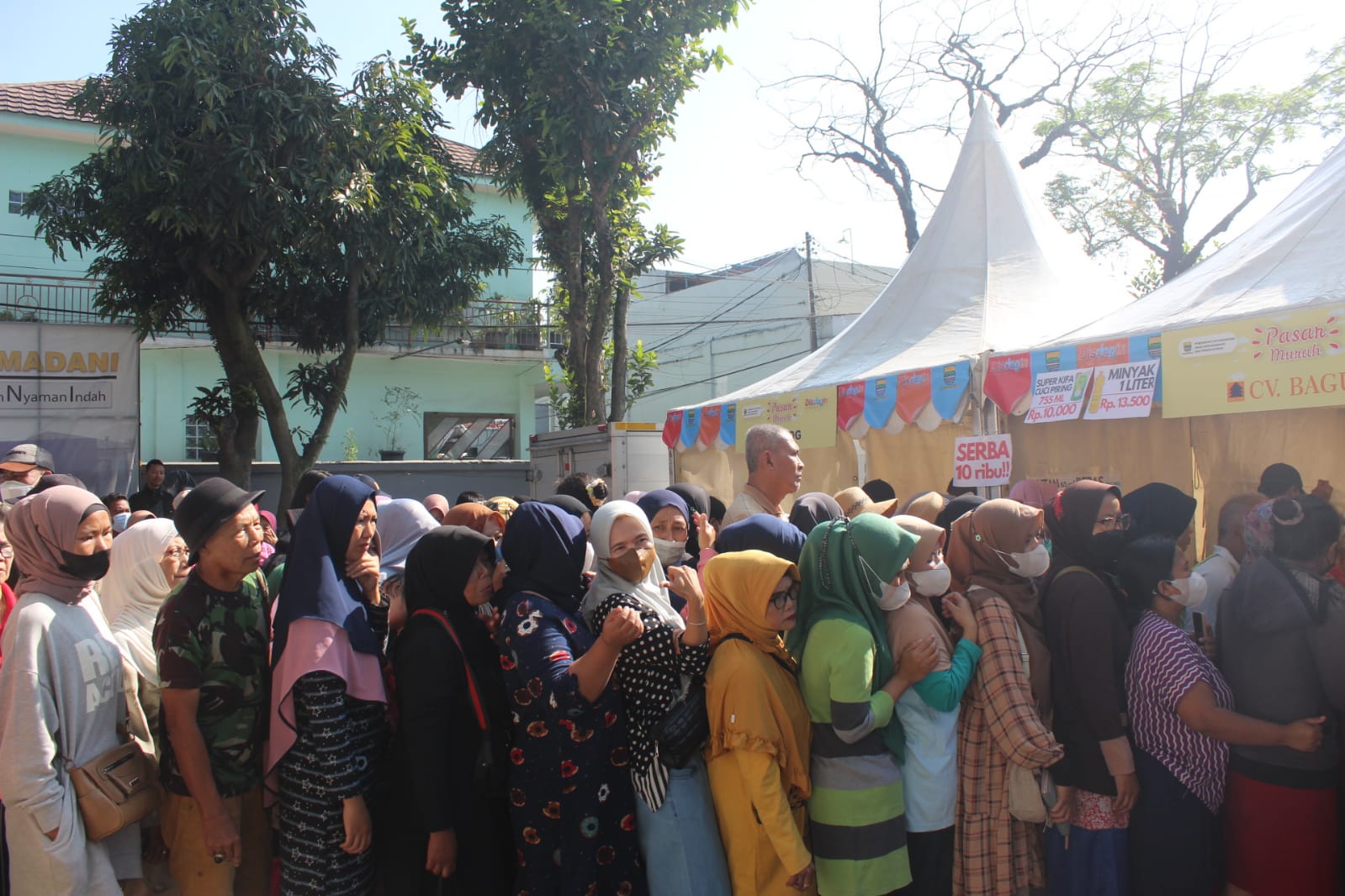 Antusiasme warga Kecamatan Rancasari, pada kegiatan pasar murah yang di gelar oleh pemerintah Kota Bandung. (SADAM HUSEN SOLEH RAMDHANI/JABAR EKSPRES)