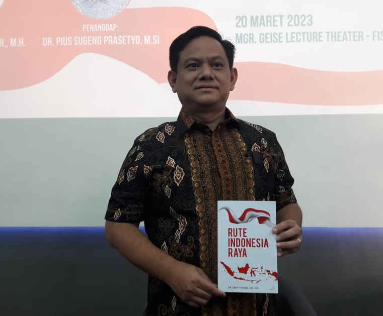 Sekretaris Jenderal Persatuan Alumni GMNI Abdy Yuhana meluncurkan buku bertajuk Rute Indonesia Raya di Kampus Unpar, Kota Bandung, Senin 20 Maret 2023.