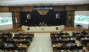 Paripurna penyampaian nota pengantar LKPJ Gubernur Jabar di Kantor DPRD Jawa Barat. (HENDRIK MUCHLISON/JABAR EKSPRES)