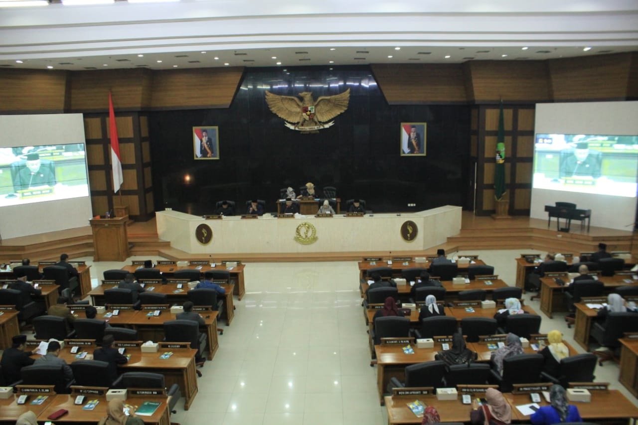 Paripurna penyampaian nota pengantar LKPJ Gubernur Jabar di Kantor DPRD Jawa Barat. (HENDRIK MUCHLISON/JABAR EKSPRES)