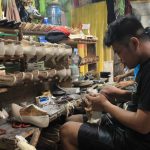 Salah seorang perajin sepatu di Cibaduyut, Kota Bandung yang mengalami sejumlah kendala untuk bisa memproduksi brand atau merek sepatu sendiri. (HENDRIK MUCHLISON/JABAR EKSPRES)