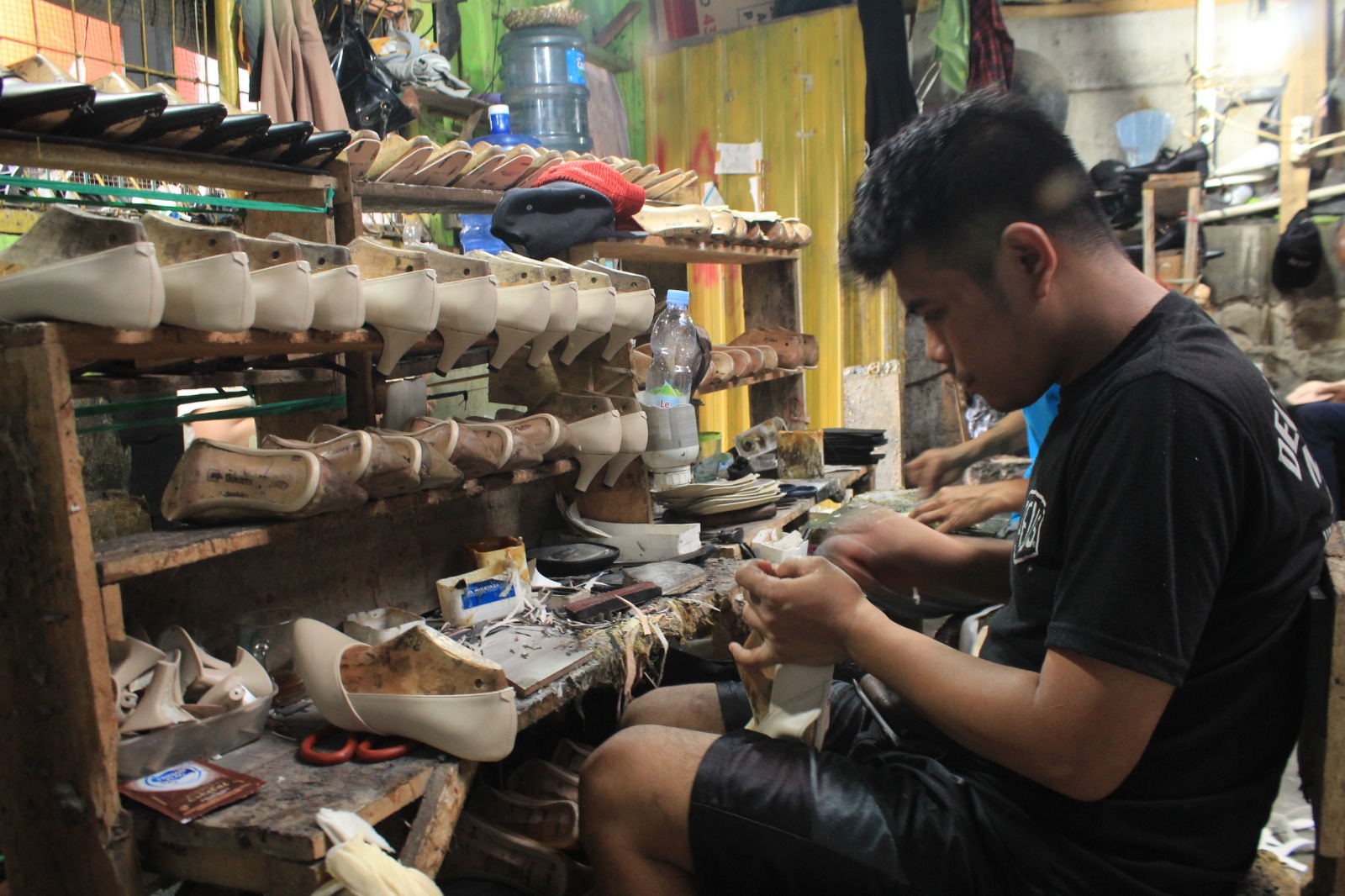 Salah seorang perajin sepatu di Cibaduyut, Kota Bandung yang mengalami sejumlah kendala untuk bisa memproduksi brand atau merek sepatu sendiri. (HENDRIK MUCHLISON/JABAR EKSPRES)