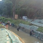Tradisi Unik Masyarakat Daerah Aliran Sungai (DAS) Ciwidey Lakukan Pencucian Karpet Masjid Jelang Ramadhan