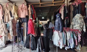 Para Pedagang Baju Bekas di Pasar Induk Gedebage Mulai Resah Karena Mencuatnya Larangan Thrifting. (Hendrik Muchlison/Jabar Ekspres)
