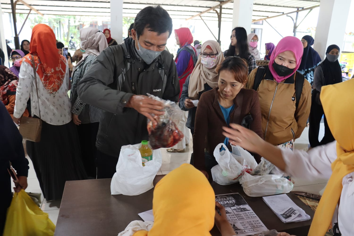 HARGA MURAH: Warga memburu pasar murah di Kantor Kecamatan Gedebage, Kota Bandung, Rabu 8 Meret 2023. (FAHMINAH/JABAH EKSPRES)