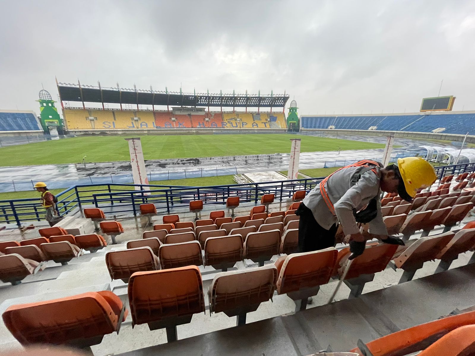 Bupati Bandung Dadang Supriatna menyebut jika pembangunan SJH tetap berlanjut meski Piala Dunia U-20 di Coret. Foto Agi Jabarekspres