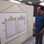 Manager Operasional Masjid Pusdai menunjukkan contoh Mushaf Sundawi yang akan dipamerkan / Hendrik Muchlison