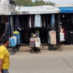 DILARANG: Deretan penjual pakaian bekas impor yang merupakan bagian pelakukan UMKM di Pasar Induk Gedebage Kota Bandung. (HENDRIK MUCHLISON/JABAR EKSPRES)
