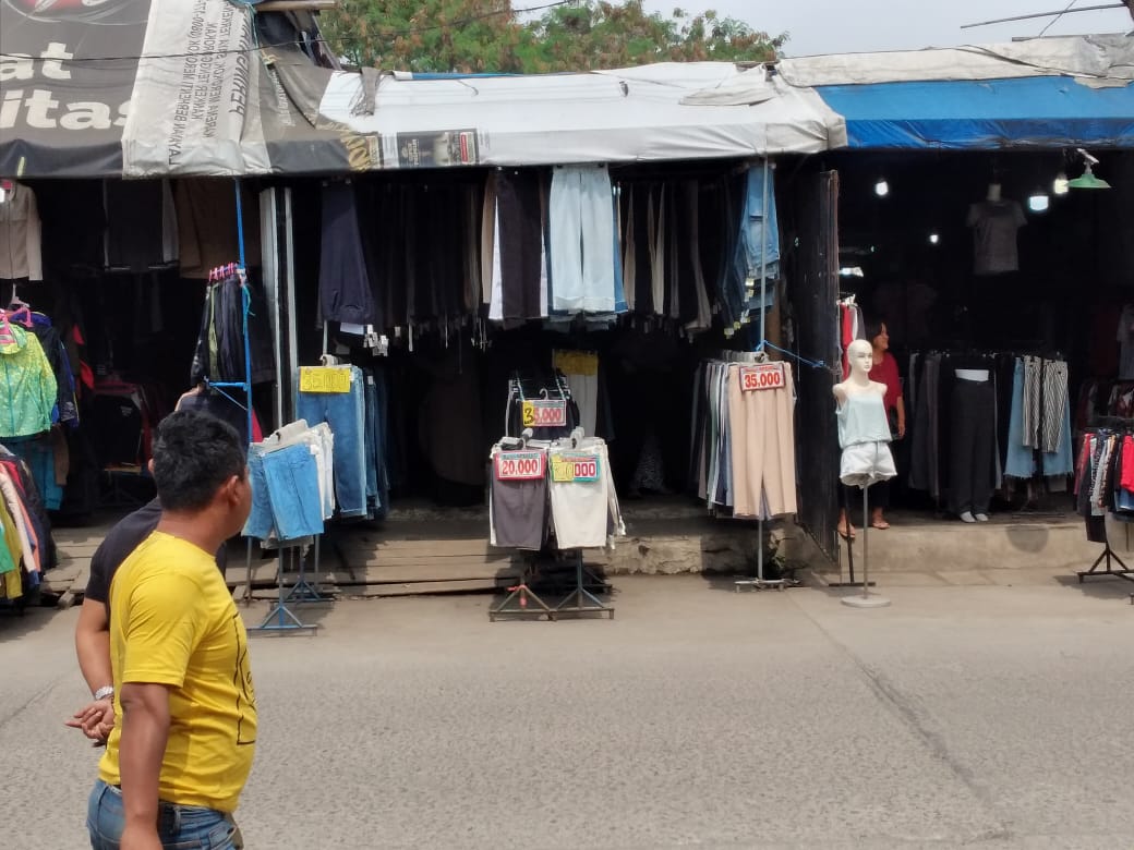 DILARANG: Deretan penjual pakaian bekas impor yang merupakan bagian pelakukan UMKM di Pasar Induk Gedebage Kota Bandung. (HENDRIK MUCHLISON/JABAR EKSPRES)