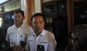 BERIKAN PENJELASAN: Kepala Perhutani Divisi Regional Jawa Barat dan Banten, Asep Dedi Mulyadin saat memberikan keterangan mengenai Rancaupas. (SADAM HUSEN SOLEH RAMDHANI/JABAR EKSPRES)